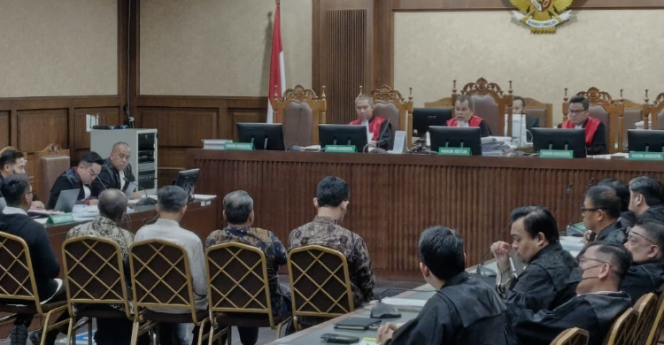
 Panitera Muda PN Jakpus Menangis di Persidangan, Ceritakan Anak Tak Mau Menemui Setelah Ditahan