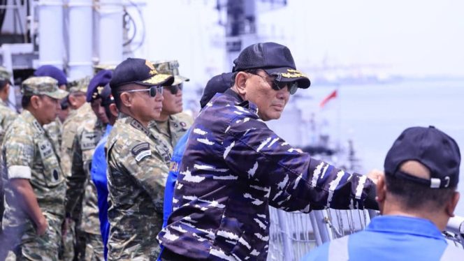 
 Menhan Sjafrie Sjamsoeddin Saksikan Peluncuran Perdana Kapal Selam Otonomous Torpedo (KSOT) Buatan PT PAL di Surabaya