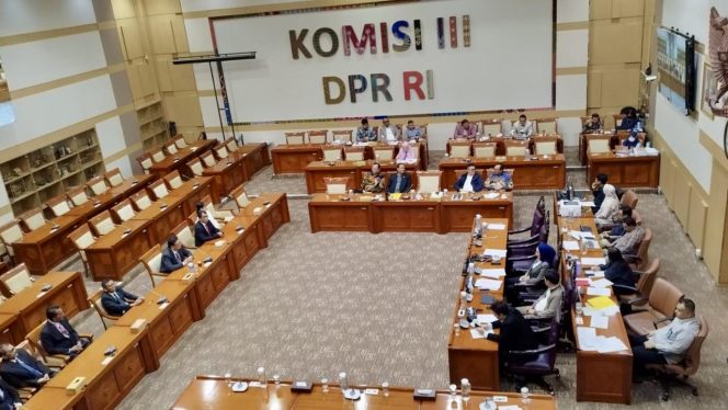 
 Komisi III DPR RI Resmi Sahkan Tujuh Komisioner Komisi Yudisial Periode 2025-2030
