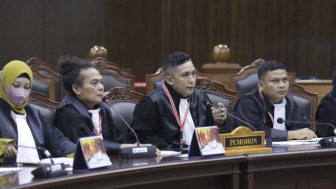 
 Firdaus Oiwobo Hadiri Sidang Uji Materiil UU Advokat di MK, Diminta Lepas Toga