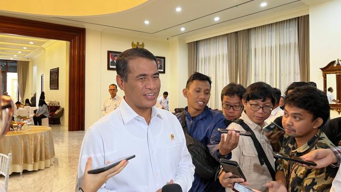 
 Mentan Amran Respons Kehadiran Anggota Polri di Kementan Usai Putusan MK: “Membantu, Sangat Membantu”