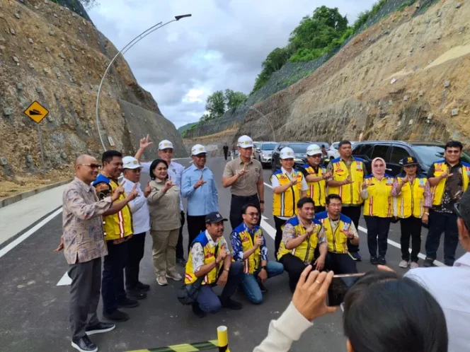 
 AHY Tegaskan Komitmen Kawal Pembangunan Jalan Lintas Utara Flores Sepanjang 140 Km