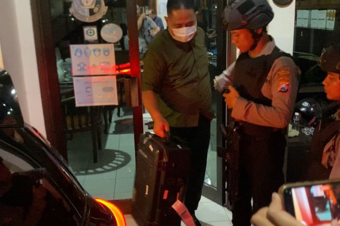 
 KPK Geledah Kantor PT Widya Satria di Surabaya, Bawa Tiga Koper Diduga Berisi Dokumen Proyek Ponorogo