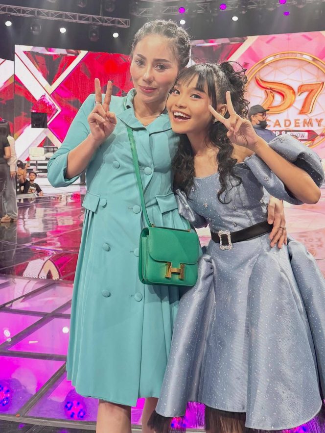 
 Bawa Semangat Siri’ na Pacce, Owner FF Fanny Frans Bombardir The Sultan untuk Syakira Sidrap di Dangdut Academy 7