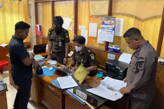 
 Kejari Flores Timur Bongkar Dugaan Korupsi Anggaran BKPSDMD, 1.297 Barang Bukti Disita