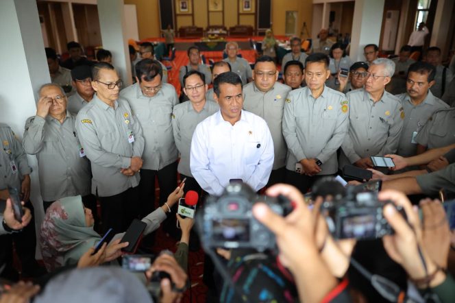 
 Mentan Andi Amran Sulaiman Bentuk Tim Khusus Kawal Penurunan Harga Beras di 51 Daerah: “Tujuan Kita, Masyarakat Bahagia”