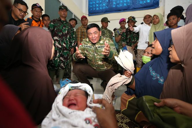 
 Menhan Sjafrie Tinjau Lokasi Banjir Bandang di Pidie Jaya, Pastikan Distribusi Logistik dan Pemulihan Akses Berjalan Cepat