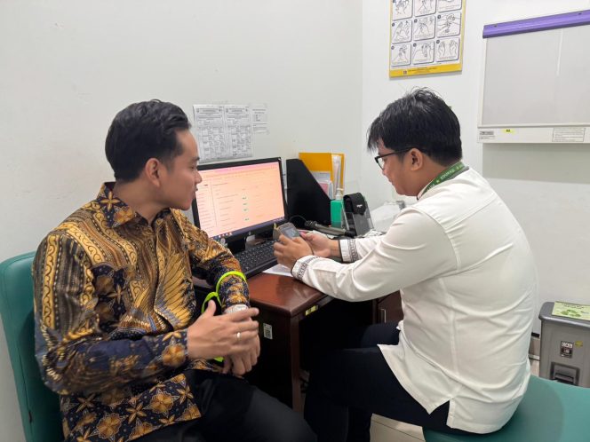 
 Wapres Gibran Jalani Cek Kesehatan Gratis di Puskesmas Menteng, Ajak Masyarakat Peduli Kesehatan Diri