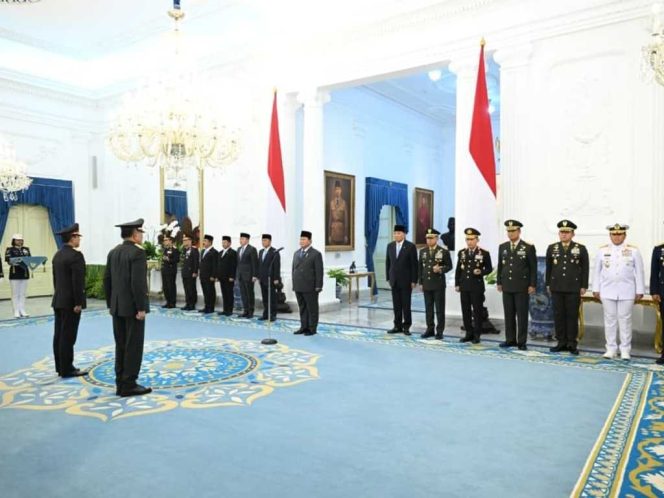 
 Presiden Prabowo Lantik 10 Anggota Komite Percepatan Reformasi Polri di Istana Merdeka