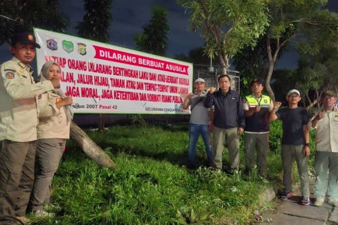 
 Diduga Ada Aktivitas Prostitusi Sesama Jenis di Taman Daan Mogot, Dua Pria Diamankan Satpol PP