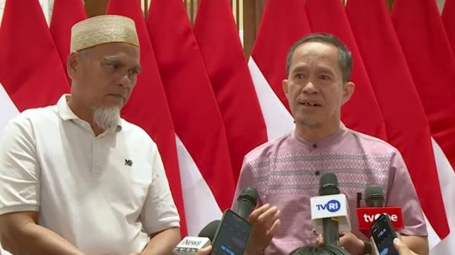 
 Dua Guru Luwu Utara Terima Surat Rehabilitasi dari Presiden Prabowo, Air Mata Haru Iringi Pemulihan Nama Baik