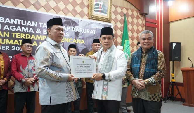 
 Wamenag Salurkan Bantuan Rp500 Juta untuk Korban Banjir dan Longsor di Sumatra Utara