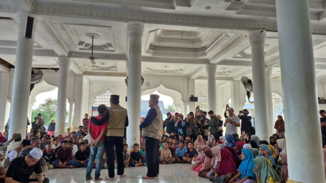 
 Menag Prof Nasaruddin Umar Beri Semangat Anak Korban Bencana di Bireuen Aceh, Salurkan Beasiswa Pendidikan