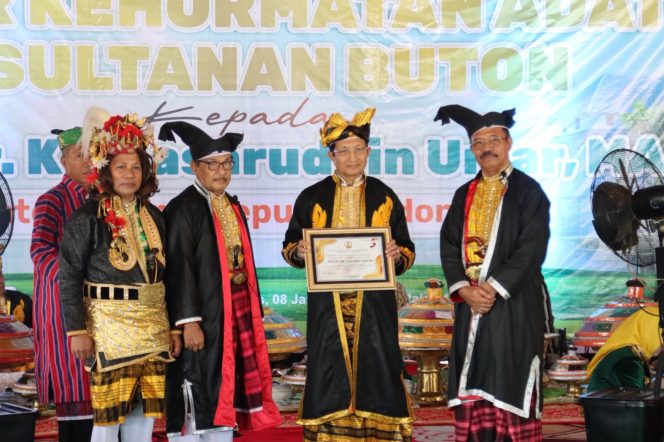 
 Kesultanan Buton Anugerahkan Gelar Adat Mia Ogena I Sara Agama kepada Menag Nasaruddin Umar