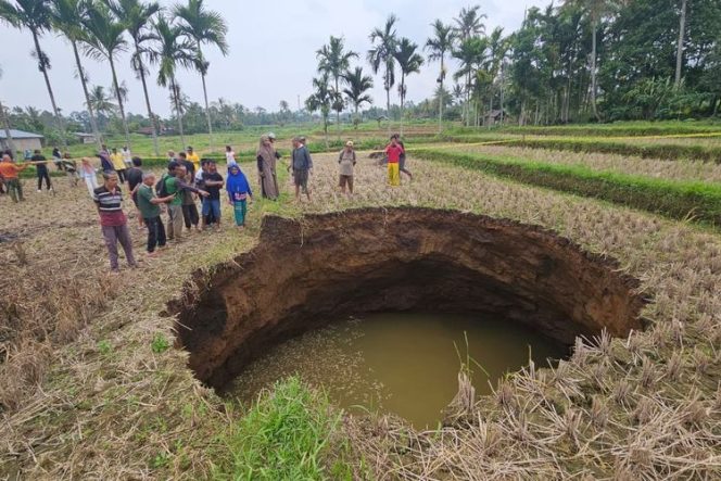 
 Sinkhole di Limapuluh Kota Keluarkan Air Jernih Kebiruan, Ahli Ungkap Penyebabnya