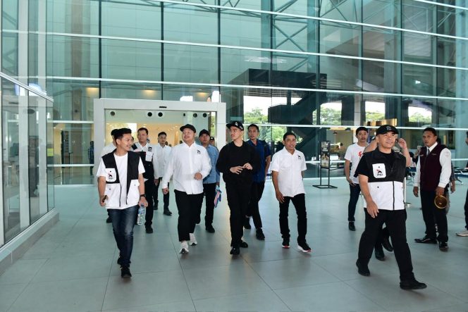 
 Sulsel All Out! Ratusan Mobil PSI Sambut Kedatangan Kaesang Pangarep saat Tiba di Makassar