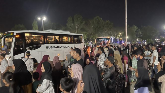 
 Ratusan Jamaah Annur Travel dan JRW Kembali dari Tanah Suci, Keluarga Sambut Haru