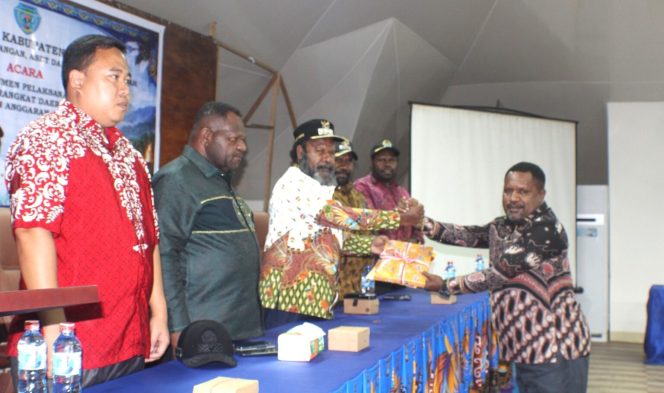 
 Bupati Tolikara Serahkan DPA 2026, Tandai Dimulainya Pelaksanaan APBD Rp1,64 Triliun