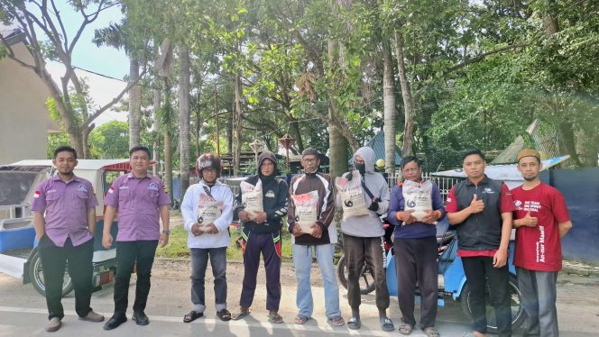 
 Annur Maarif Gelar Amalia Ramadan Serentak, Ratusan Sak Beras Disalurkan untuk Warga