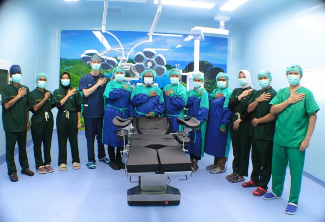 
 Perkuat Infrastruktur Kesehatan Daerah, Bupati Tolikara Resmikan Ruang Operasi Modern di RSUD Karubaga