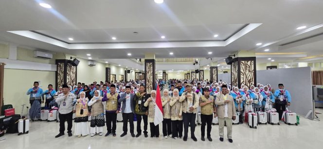 
 Pesan Menyentuh Dr. Bunyamin Saat Melepas Jemaah Umrah Kloter 2 Sidrap: Jaga Kesehatan dan Kebersamaan