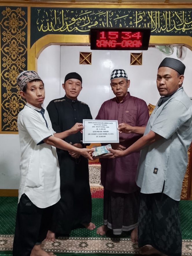 
 Di Tengah Perbedaan, Willem Wandik dan Elisabeth Flassy Hadir Membawa Kebahagiaan Idul Adha bagi Umat Muslim Tolikara