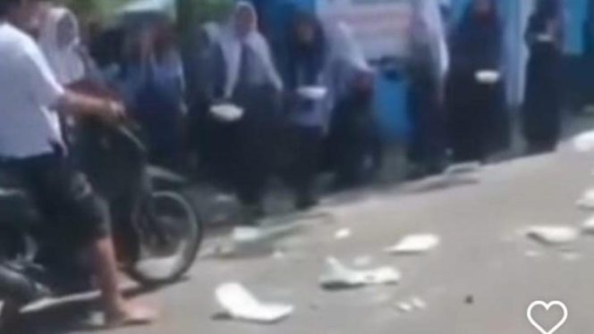 
 Siswa SMP di Deli Serdang Buang Paket MBG ke Jalan, Diduga Makanan Basi