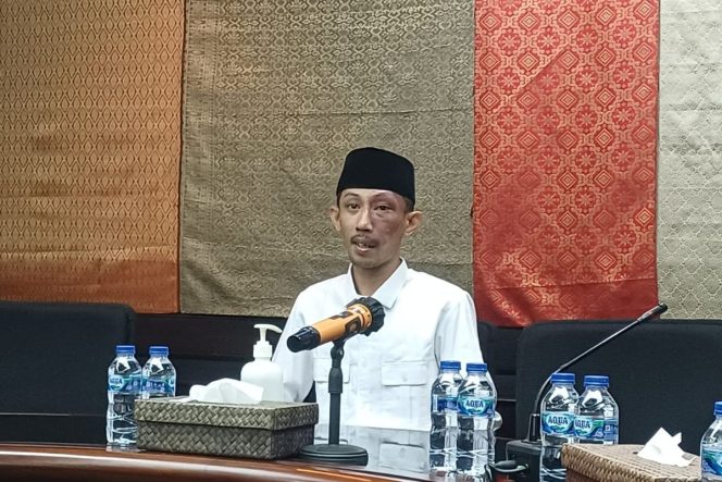 
 Mahkamah Partai Gerindra Tegur Keras Legislator Jember yang Viral Main Gim dan Merokok Saat Rapat