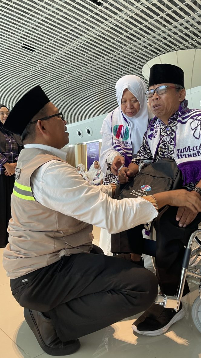 
 Kepala Kantor Kementerian Haji dan Umrah Sulsel Lepas Jamaah Haji Khusus PT Annur Maarif di Lounge Bandara Hasanuddin