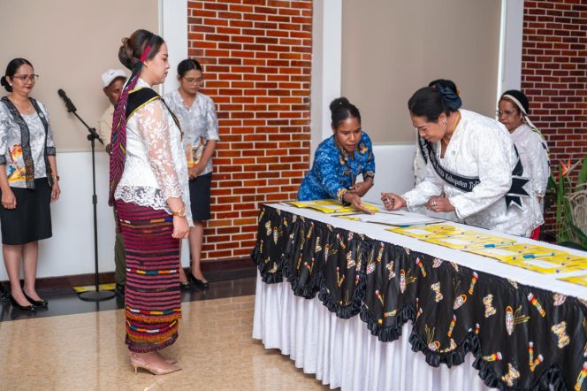 
 Pemkab Tolikara Perkuat Komitmen Pendidikan Anak Usia Dini, Elisabet Yulanda Flassy Wandik Dikukuhkan Sebagai Bunda PAUD