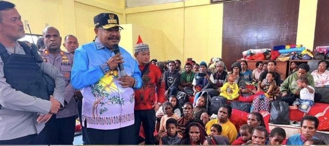 
 Gubernur Papua Pegunungan Jhon Tabo Salurkan Bantuan Kasur dan Selimut untuk Pengungsi Konflik Wouma