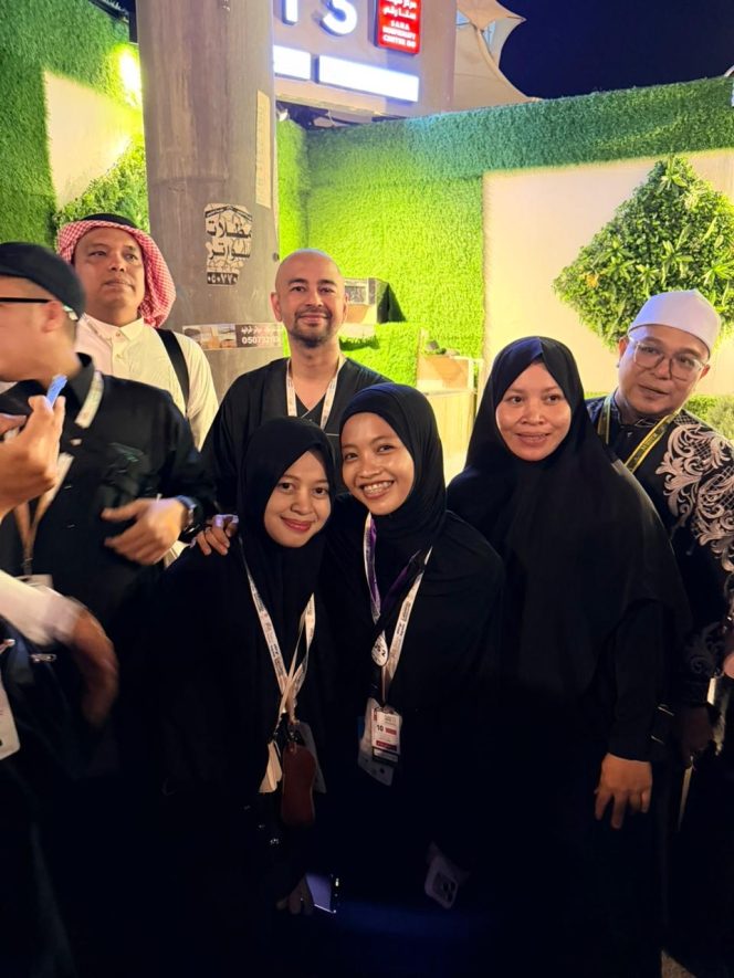
 Maktab Jamaah Haji Khusus PT Annur Maarif Disambangi Menteri Bahlil, Raffi Ahmad hingga Anang-Ashanty