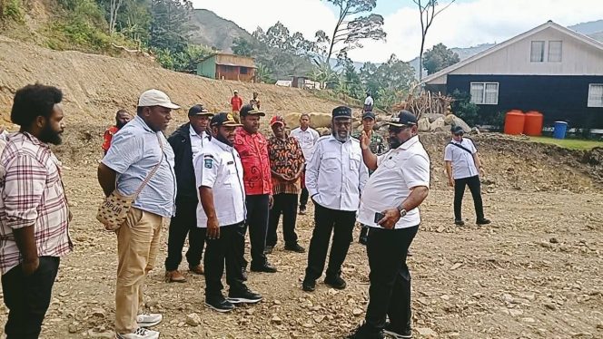 
 Bupati Tolikara Pimpin Peninjauan Persiapan Rapat BPL GIDI di Kanggime, Seluruh OPD Diminta Percepat Pekerjaan