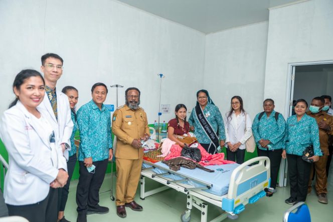 
 Kunjungi Pasien di RSUD Tolikara, Bupati Wilem Wandik Pastikan Peningkatan Pelayanan Kesehatan