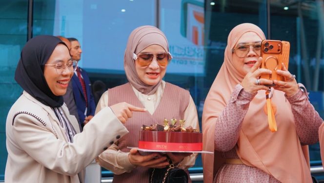 
 Disambut Meriah di Kairo, Desainer Nasional Lina Sukijo Terima Ucapan “Yaumul Milad” dari Mahasiswa Indonesia di Al-Azhar