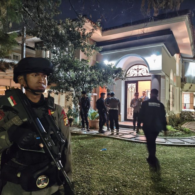 
 Kortastipidkor Polri Sita Foto Keluarga saat Geledah Rumah di Sentul, Temukan Brankas Berisi Rp476 Miliar dan 74 Kg Emas