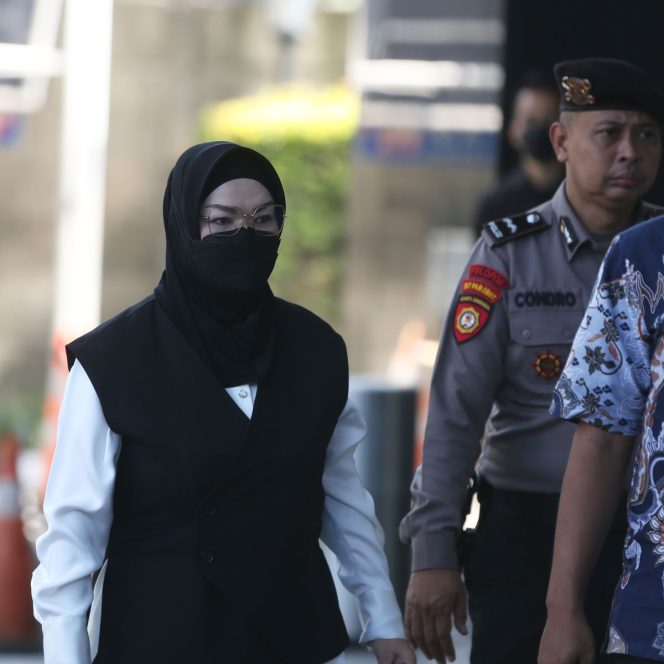 
 Ketua DPC PDIP Sukoharjo Buka Suara Usai OTT KPK terhadap Bupati Etik Suryani